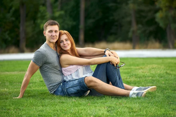 Couple sitting on the lawn — Stock Photo, Image