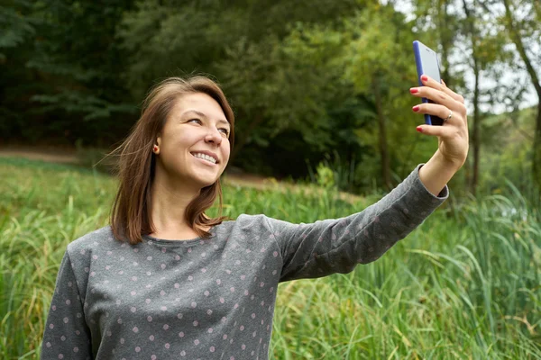 La mujer se fotografió en el bosque — Foto de Stock