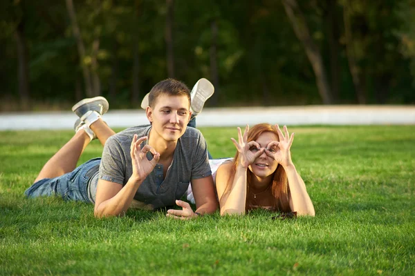 A couple lying on the lawn — Stock Photo, Image