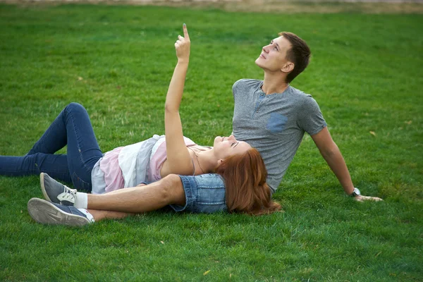 Mujer muestra el chico cielo —  Fotos de Stock