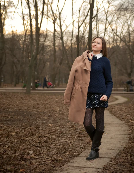 Žena procházka v parku na podzim — Stock fotografie