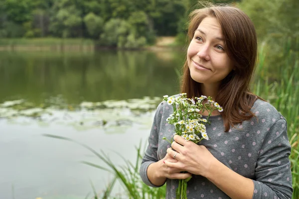 Fille amusant autour avec des fleurs dans leurs mains — Photo