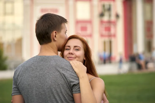 Mujer mira por detrás de un hombre —  Fotos de Stock