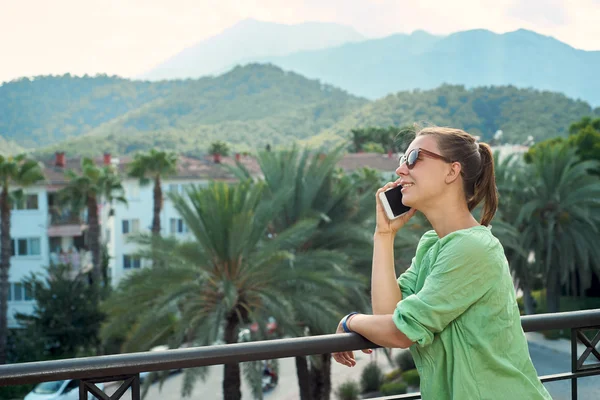 Kadın telefonda konuşurken onların tatil sırasında