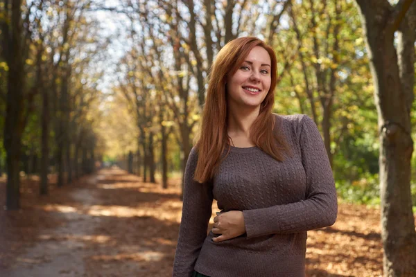 Femme heureuse dans le parc d'automne — Photo