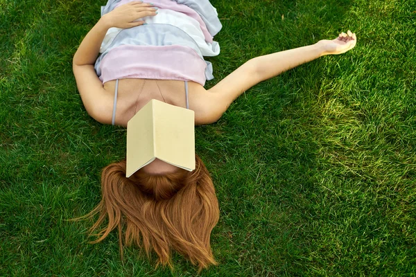 Mujer acostada en la hierba — Foto de Stock