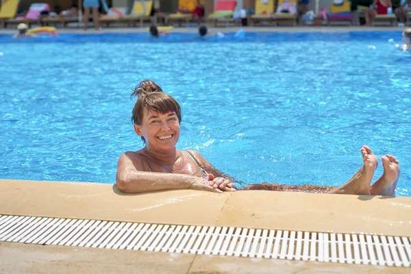 Woman relaxing on the swimming pool — Stock Photo, Image