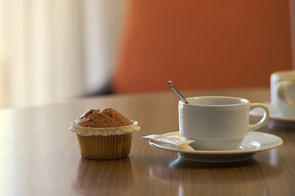 Tasse Tee und Kuchen auf dem Tisch — Stockfoto