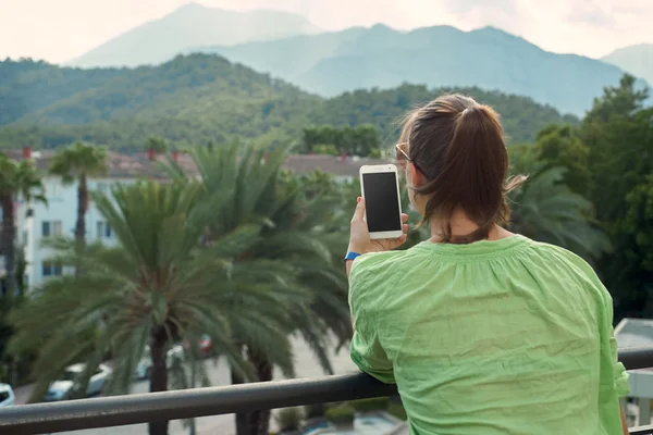 The woman photographs the mountains of Turkey — Stock Photo, Image