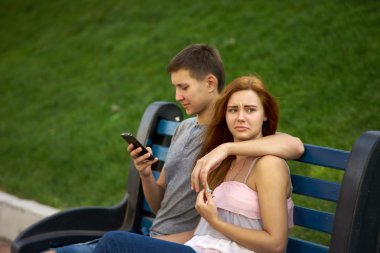 Kadın parkta adam kızgın