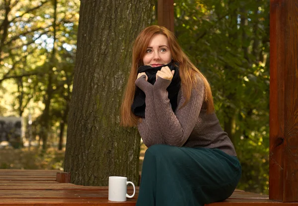 Femme en pull avec tasse de thé — Photo