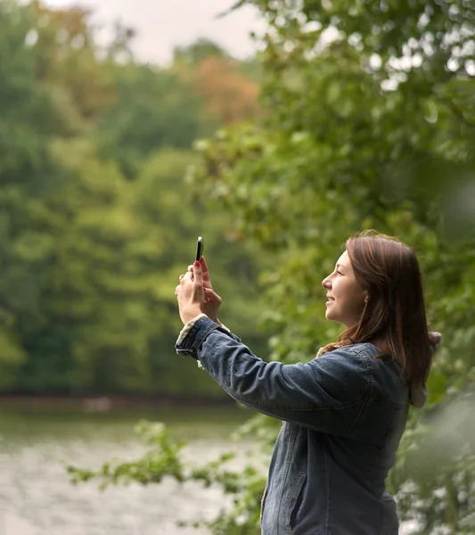 Femme photographiant la nature dans les bois — Photo