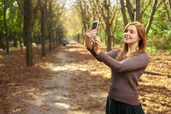 Woman photographing nature in the woods — Stock Photo, Image