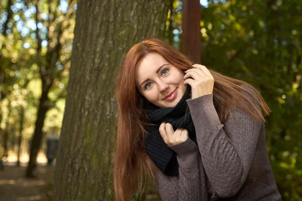 Happy woman in the autumn park — Stock Photo, Image