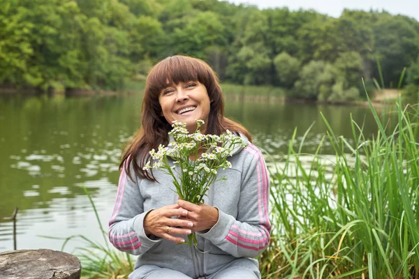 Femme heureuse sur la rive de la rivière — Photo