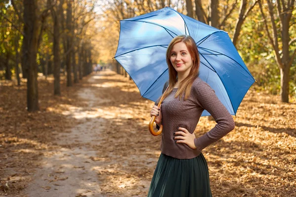 Femme avec un parapluie dans le parc d'automne — Photo