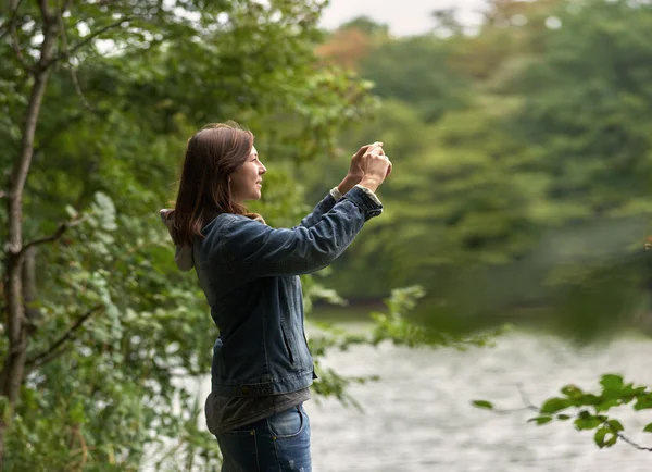 Kobieta Fotografowanie przyrody w lesie — Zdjęcie stockowe