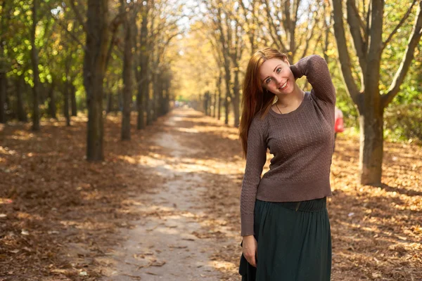 Glückliche Frau im Herbstpark — Stockfoto