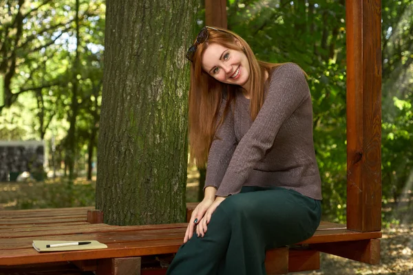 Femme heureuse dans le parc d'automne — Photo