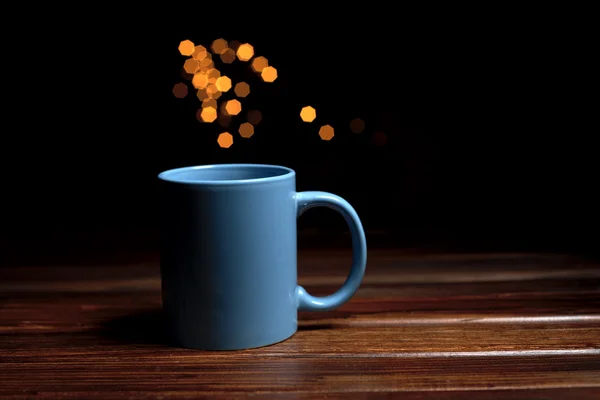 Caneca azul com bebida quente — Fotografia de Stock