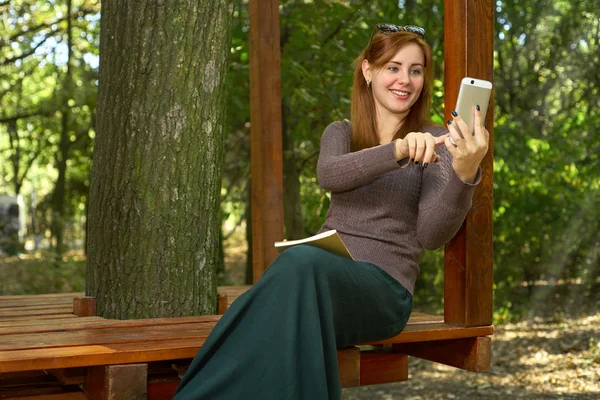A nők saját őszi parkban — Stock Fotó
