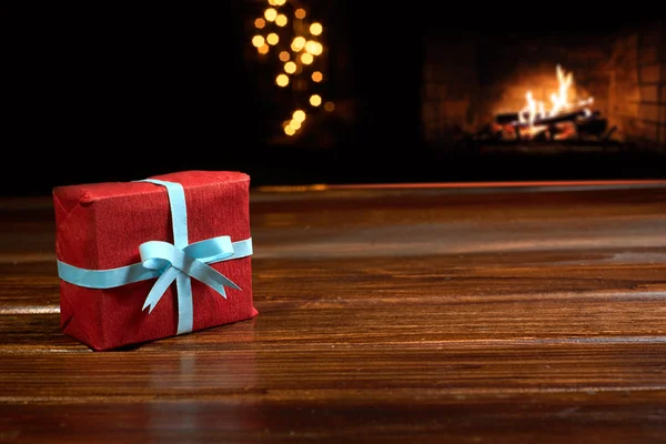 Un hermoso regalo rojo con adornos de Navidad —  Fotos de Stock