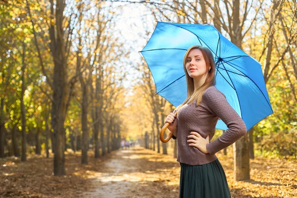 Kobieta z parasolką w parku jesień — Zdjęcie stockowe