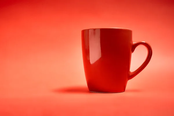 Kopje koffie op een rode achtergrond — Stockfoto