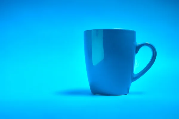 Kopje koffie op een blauwe achtergrond — Stockfoto
