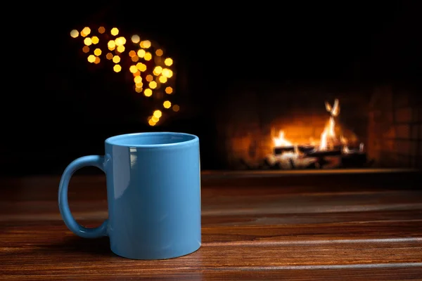 Sıcak bir içecek ile mavi kupa — Stok fotoğraf