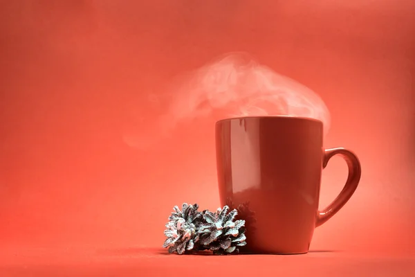 Tasse de café sur fond rouge — Photo