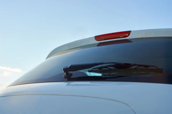 A fehér autó hátsó ablaktörlő — Stock Fotó