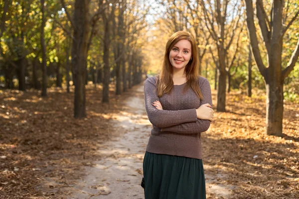 Femme heureuse dans le parc d'automne — Photo