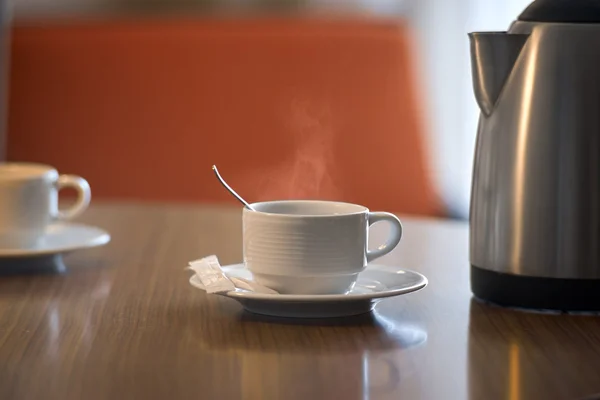 Sabahları bir masada sıcak çay — Stok fotoğraf