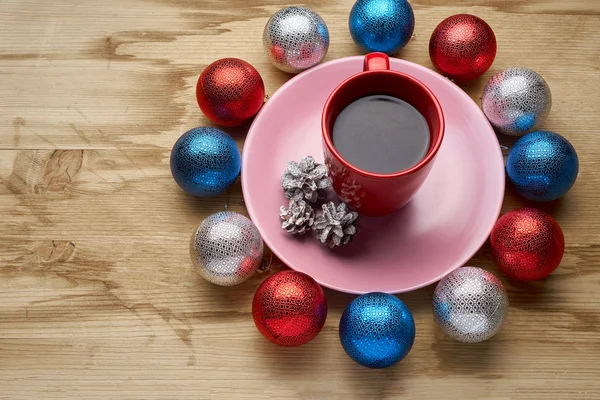 New Year's speelgoed en koffie op de houten tafel — Stockfoto