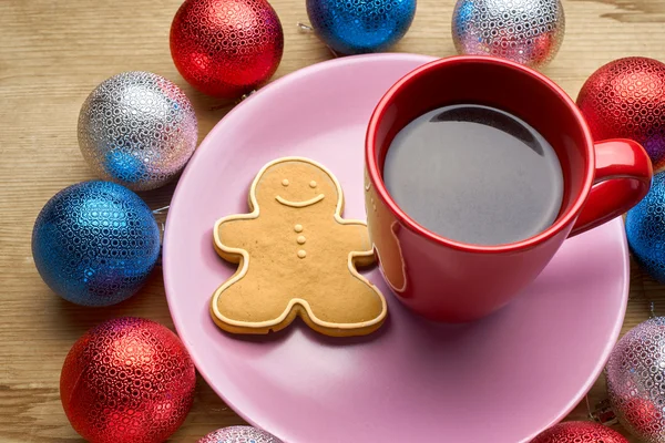 Los juguetes de Año Nuevo y el café en la mesa de madera — Foto de Stock