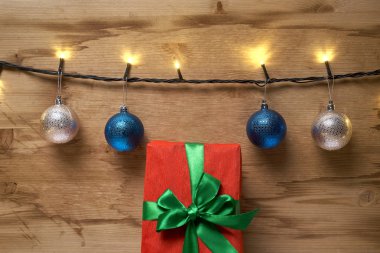 çelenk ve Noel topları ahşap duvar üzerinde