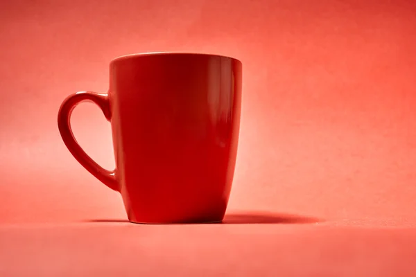 Tasse Kaffee auf rotem Hintergrund — Stockfoto