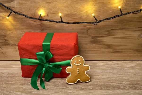 Zencefilli kurabiye adam Noel tablo ile hediye — Stok fotoğraf
