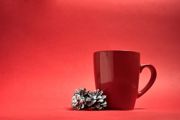 Tasse de café sur fond rouge — Photo