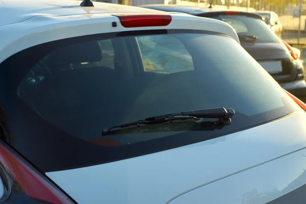 Les essuie-glaces arrière de voiture blanche — Photo