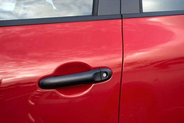 Maçaneta da porta do carro vermelho — Fotografia de Stock