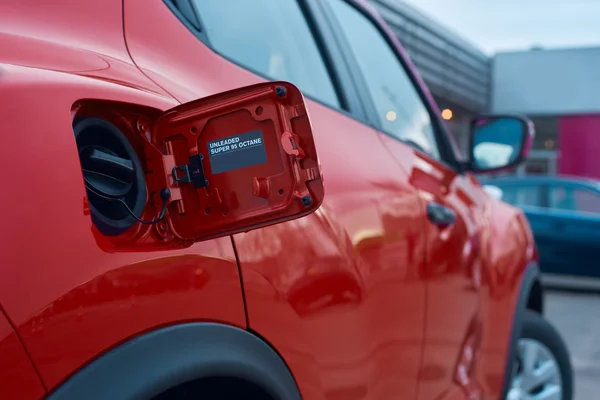 kırmızı araba gaz tankı açılış ile