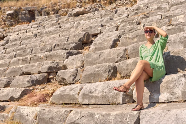 Une femme se rend au Colisée en Turquie — Photo