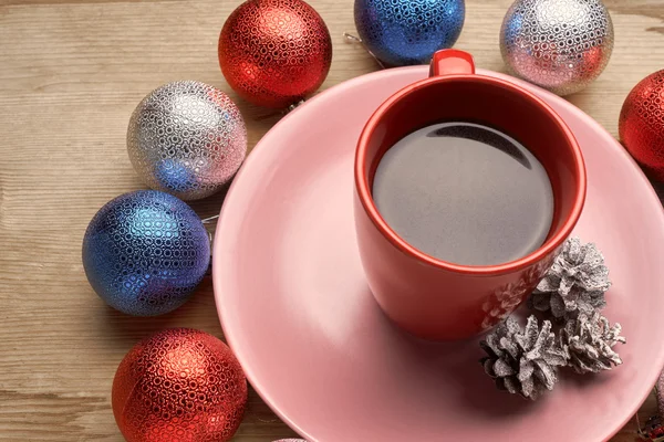 Christmas speelgoed en koffie op de houten tafel — Stockfoto