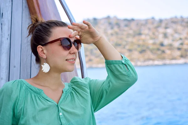 Jeune femme chevauchant sur un yacht en Turquie — Photo