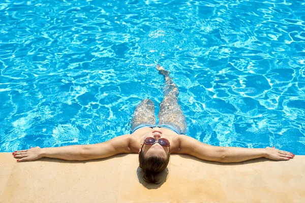 Woman bathes in pool — Stock Photo, Image