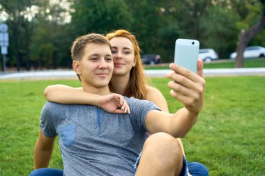 Çift aşık'ın bahçesinde kendini yapar