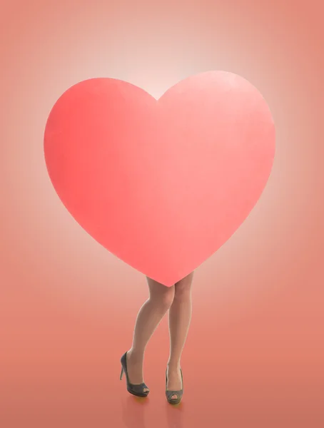 Gran corazón piernas femeninas — Foto de Stock