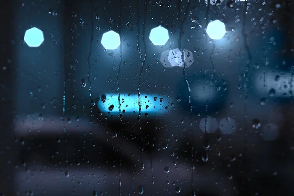 Sokak lambalarıyla pencereye yağmur damlaları yağar — Stok fotoğraf